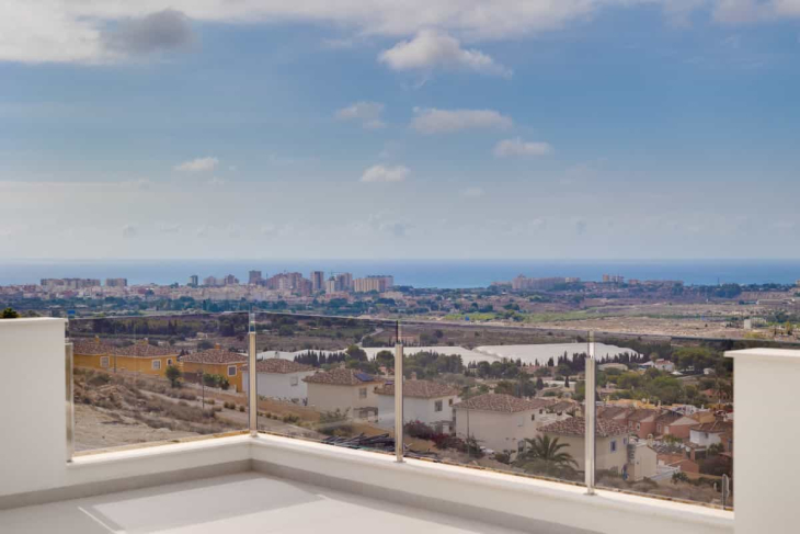 Instapklare villa met prachtig zicht naar zee en Alicante stad!