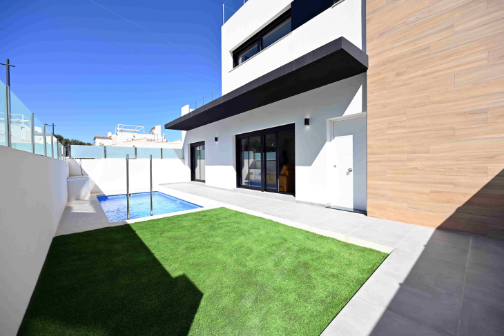 Moderne huizen met zwembad in Villamartin